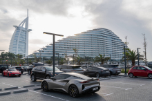 Spürbare Einbrüche in Krisenregion: „Absolute Katastrophe“: Iran-Krieg trifft Luxusautobauer hart