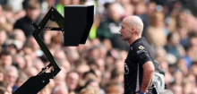 VAR in der Premier League: Fußballfans in England wollen den Videobeweis abschaffen