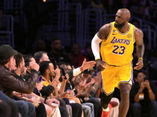 Lakersi brez Dončića pokazali različna obraza, večer zaznamovali LeBron, SGA in Wemby #video