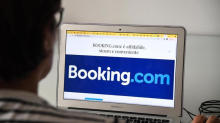 Intercettano la prenotazione Booking per rubare soldi: la nuova truffa in Italia