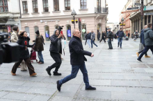 ĐOKIĆEV PROREKTOR DOŠAO ISPRED REKTORATA DA OMETA ISTRAGU, PA POBEGAO OD JEDNE ŽENE! Bojović u trku ispred novinarke, NESTAO U SPOREDNIM ULICAMA (FOTO)