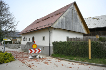 V vetru poškodovana tudi kulturna dediščina, med drugim nedavno prenovljena Prešernova rojstna hiša