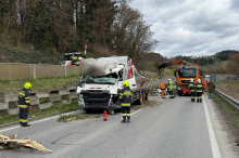 Bäume stürzten bei Voitsberg von Böschung und zertrümmerten Lkw-Kabine