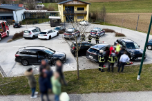 Auto kommt von Straße ab und schlittert über Kindergarten-Parkplatz
