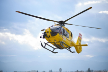 Alkolenker hebt mit Auto in Kurve ab und landet in Bachbett