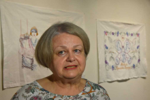 OD NOVINARKE DO MAJSTORICE TRUKOVANJA: Zlatne ruke Smiljkine! Rekonstruisala mustre vezenih portreta Karađorđevića (FOTO)