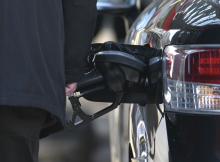 Cena dizla na bencinskih servisih na avtocestah presegla dva evra