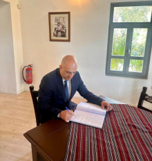 Ambasador Srbije u Grčkoj Nikola Nedeljković položio venac na grob istaknutog grčkog kompozitora i velikog prijatelja srpskog naroda Mikisa Teodorakisa