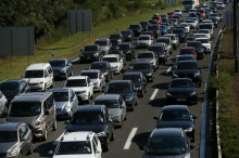 Prihaja prvi prometno bolj obremenjeni konec tedna. Gneča in zastoji pričakovani vse do torka.