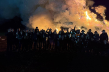 Brauchtum extrem: Eine Woche „Urlaub am Feld“ - diese Gruppe brennt für ihr Osterfeuer