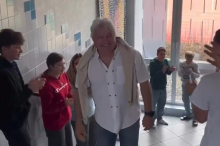 Abschied geht viral : Hunderte Schüler verabschiedeten sich emotional von ihrem Direktor 