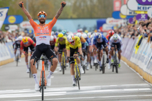 Ganna 100 metrov pred ciljem prehitel favoriziranega van Aerta