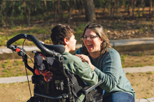 Evo šta podrazumeva novi zakon roditelj-negovatelj: Briga o deci sa oštećenima od sada i na državi - ovo su benefiti za porodice