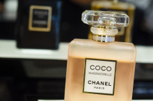 Parfumdiebstahl: Paketbote ist nicht nur schnell - er mag auch Chanel