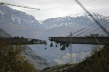 Ameriška vojska uničila najdaljši most v Iranu. Trump napovedal nove napade na infrastrukturo.