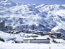 Tragedy as 45-year-old British skier collapses and dies during descent at top French ski resort