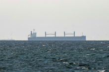 Trump: Z malo več časa lahko odpremo Hormuško ožino; iranska obramba naj bi sestrelila ameriški F-35