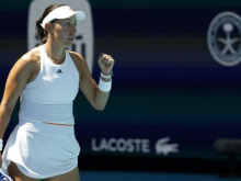 Jessica Pegula po slabšem začetku ohranila upanje za nov naslov v Charlestonu