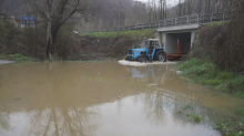 MEŠTANI DLJINA KOD LUČANA U PROBLEMU ZBOG IZLIVANJA ZAPADNE MORAVE: Odsečeni od sveta, traktorima prevoze decu u školu (FOTO)