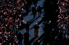 Papež na veliki petek vodil križev pot v Koloseju
