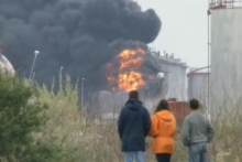 ZORA JE MIRISALA NA ZLO: Rafinerija nafte Pančevo je gorela, radnici su poginuli - a onda je nastala najčuvenija fotografija bombardovanja 1999. (FOTO)