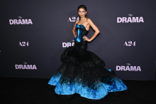 „Das Drama“: Zendaya: Blaues Federkleid krönt ihre außergewöhnliche Pressetour