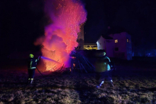 Feuerwehren im Dauereinsatz: Osterhaufen gingen zu früh in Flammen auf