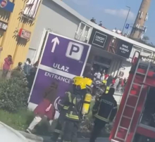 POŽAR U TRŽNOM CENTRU U BEOGRADU: Svi evakuisani, vatrogasci brzo reagovali - evo odakle je krenula vatra (VIDEO)
