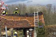 Großeinsatz der Feuerwehren in Bad Waltersdorf: Dachstuhl fing Feuer
