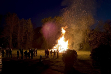 Dose bei Osterfeuer explodiert: 30-Jähriger verletzt