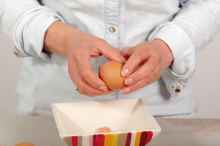 Kako najlakše oljuštiti kuvano jaje? Jedan trik i sastojak mnogo pomažu