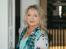 I speak to dead people in the afterlife. They all share the same regrets about their time on Earth... but it's not what you'd think