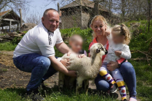 Albanka zbog Srbina promenila ime i veru: Darko se plašio šta će selo reći, a sad mu žena vozi traktor i svekrvu zove 