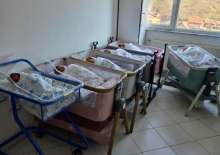NAŠE NAJVEĆE BLAGO! U srpskom porodilištu u Pasjanu za vikend rođeno 7 beba! Na sve što daje država Srbija, plus po 50.000 od Kancelarije za KiM (FOTO)