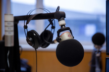 Radijska igra: Med zapeljivimi glasovi in tihimi slovesi