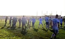 Kaos na utakmici u Srbiji: Huligani upali na teren, krenuli udarati igrače i trenere