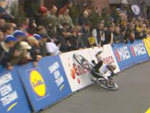 Zakaj je Pogačarjev pomočnik pristal v ograjah? Mezgec ima odgovor.