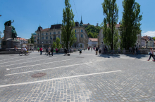 Na Prešernovem trgu grozil z nožem, en policist poškodovan