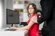 Sexuelle Belästigung: Hilfsarbeiter betatschte weibliche Lehrlinge