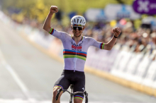 Pogačar v mavrični majici dobil šest spomenikov, Merckx le enega več