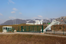 Kostak nezakonito zakopane odpadke obdelal sam. Kdo jih je zakopal, še ni znano.