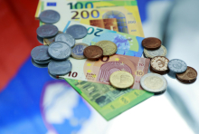 Finančna uprava ustavila izdajanje sklepov za rubeže denarnih socialnih pomoči