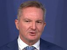 Wild moment Chris Bowen's press conference is HIJACKED by rogue journalist: 'Sit down'