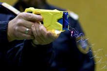 Taser eingesetzt: Mann bedrohte Polizisten in Kärnten mit Kristallglas