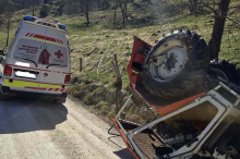Traktor überschlug sich mehrmals, Fahrer wurde aus Kabine geschleudert