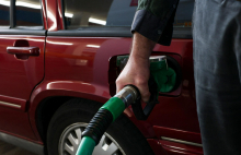 Ali lahko po začasni prekinitvi ognja v Iranu pričakujemo nižje cene goriv?