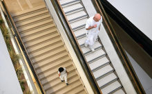 Deli zakona o zdravniški službi neskladni z ustavo, zakon o zdravstveni dejavnosti brez presoje