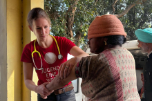 Steirische Medizinerin im Einsatz in den Slums vor Indiens „erster slumfreier Stadt“