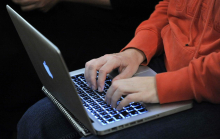 Delodajalec prikrito nadziral računalnike zaposlenih, plačati bo moral več kot 70 tisoč evrov globe