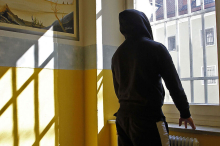  20-jähriger Häftling sticht mit Rasierklinge auf Zellengenossen ein